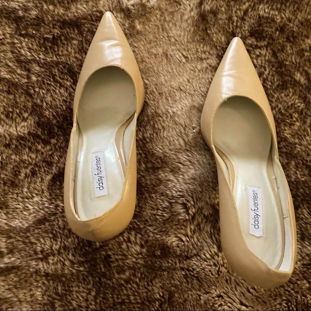 NWOB size 10 beige heels w pointed toe D. Fuentes